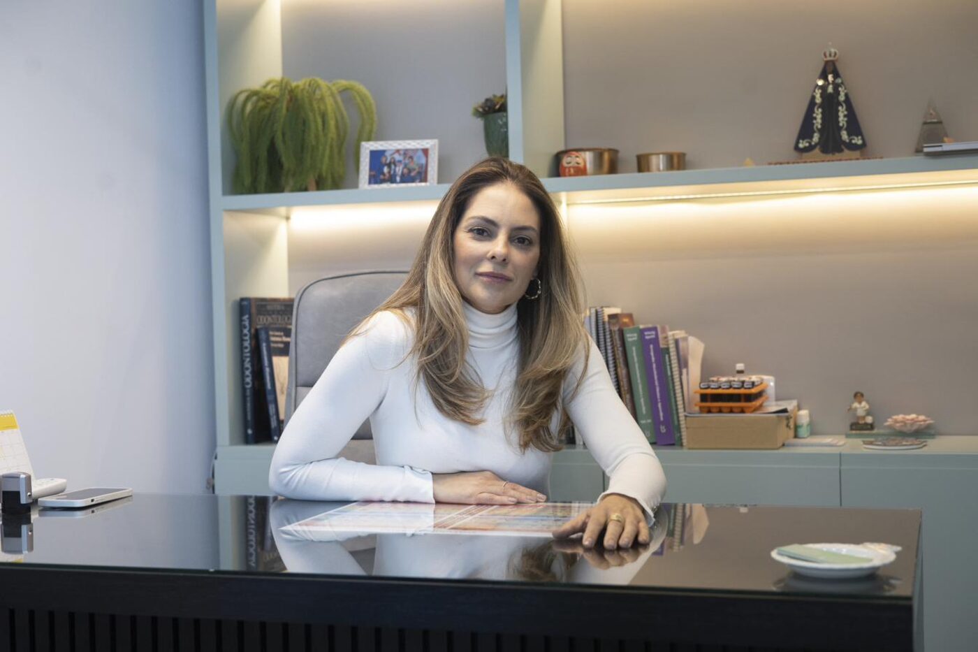 Dra. Carla Berrio Manzano atendendo em seu consultório